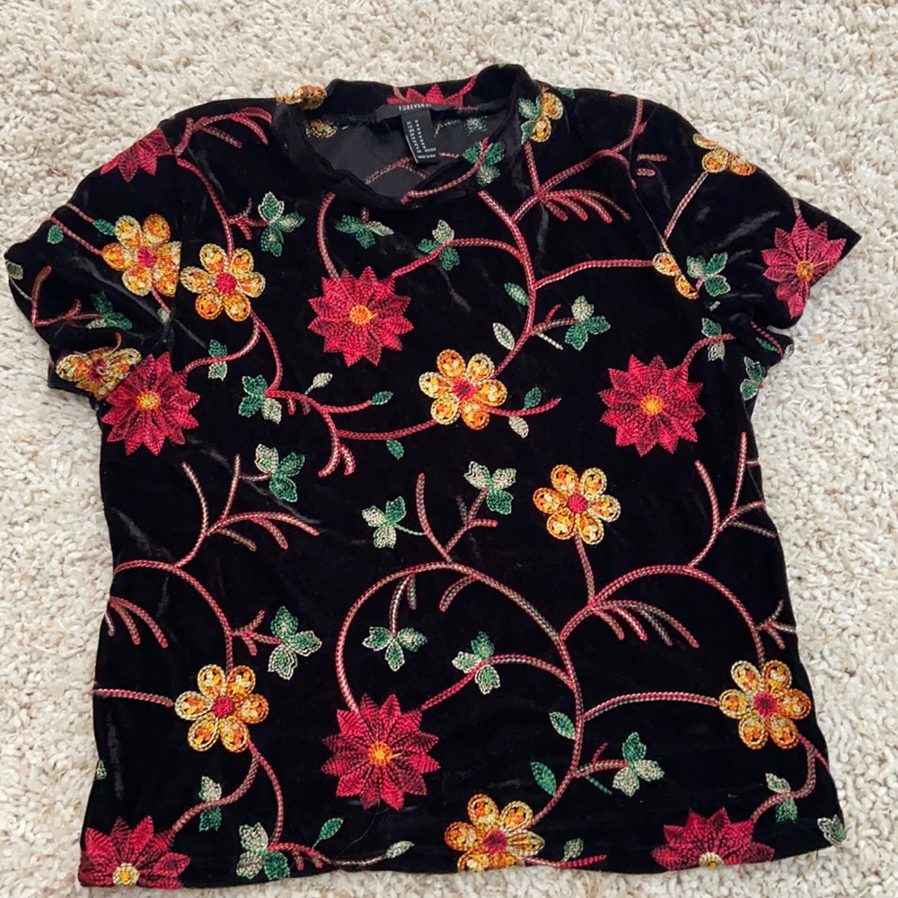 Short sleeve slight turtle neck embroidered floral